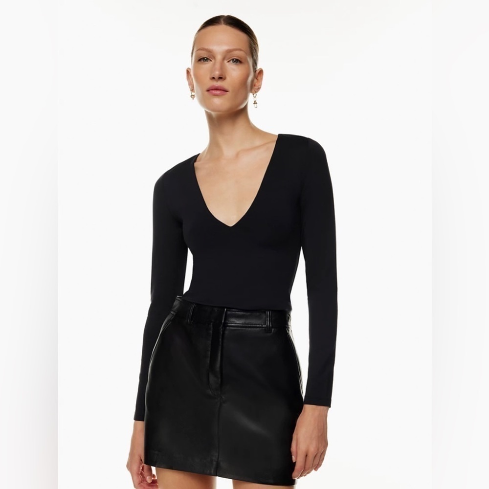 Aritzia Babaton Contour V-Neck Longsleeve